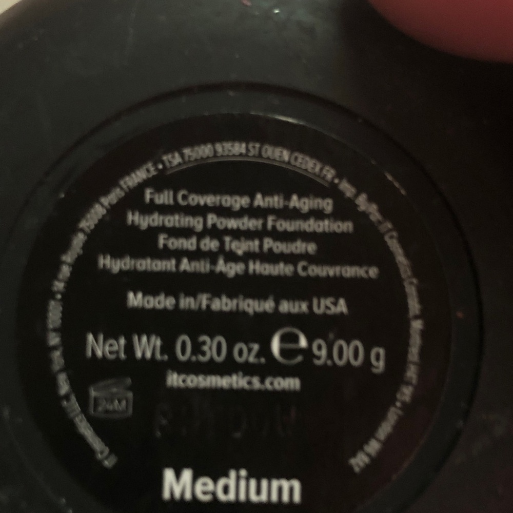 it cosmetics Full Coverage Anti-Aging Hydrating Powder Foundation in Medium - Picture 5 of 6